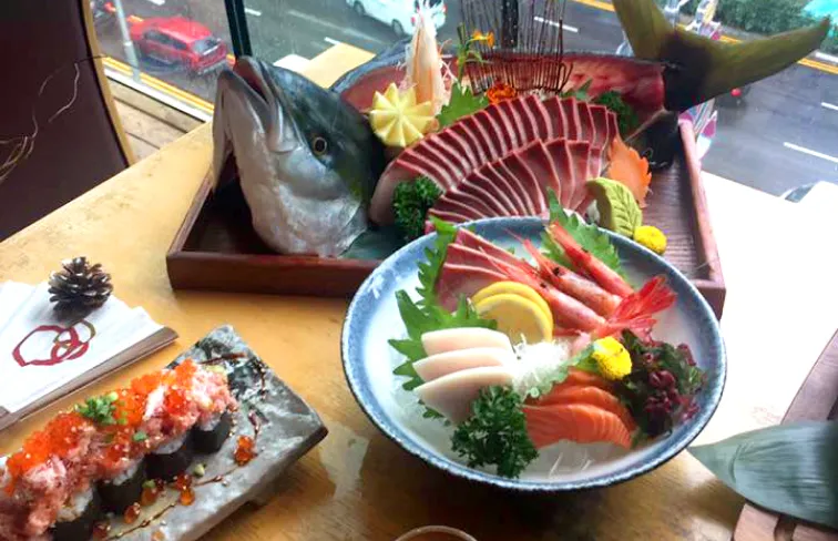 刺身の盛り合わせと魚の頭を豪快に盛り付けた料理