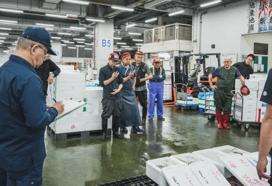 市場で確認作業を行うスタッフ