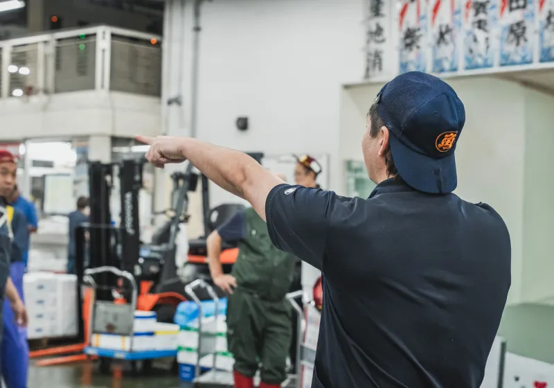 市場で指示を出すスタッフ