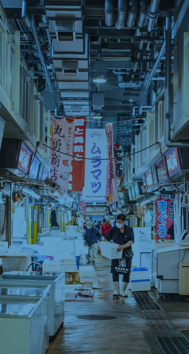 魚市場の通路と店舗の風景