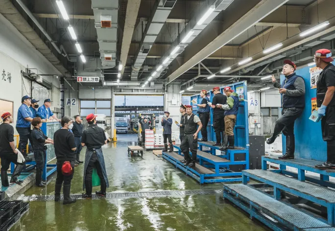 市場で行われる競りの様子